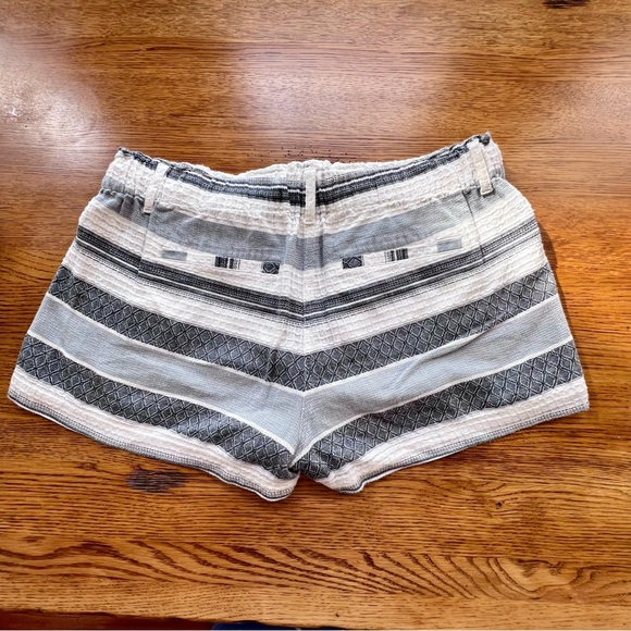 ⭐️ Lou & Grey The Loft Striped Drawstring Tie Front Summer Shorts - Picture 7 of 11